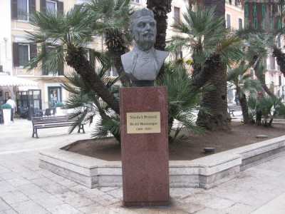 Passeggiando lungo corso Vittorio Emanuele ci si imbatte anche nel piccolo monumento del primo sovrano del Montenegro, Nicola I Petrovic
